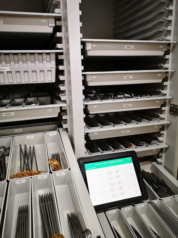 Surgical instruments trolley with the BSM app on a tablet