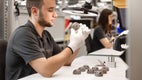In addition to implants for intervertebral bodies, B. Braun also manufactures implants for acetabular cups. Here they undergo a final quality control.