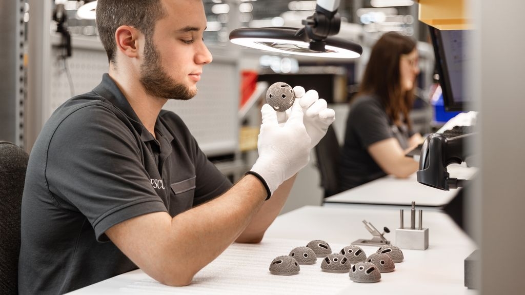 In addition to implants for intervertebral bodies, B. Braun also manufactures implants for acetabular cups. Here they undergo a final quality control.