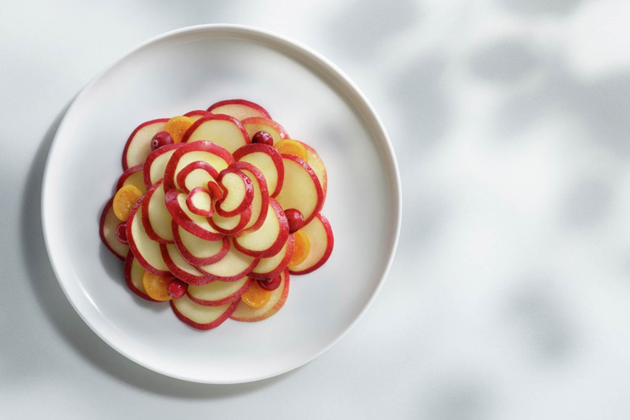 Apple slices arranged in a flower shape on a plate – used as key visual for Tracusup®