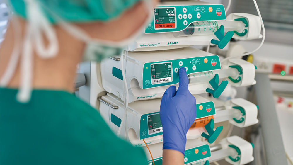 A female health care professional sets compactplus® pump