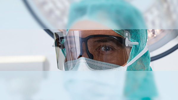 Surgeon in the OR wears 3D glasses with anti-fogging function
