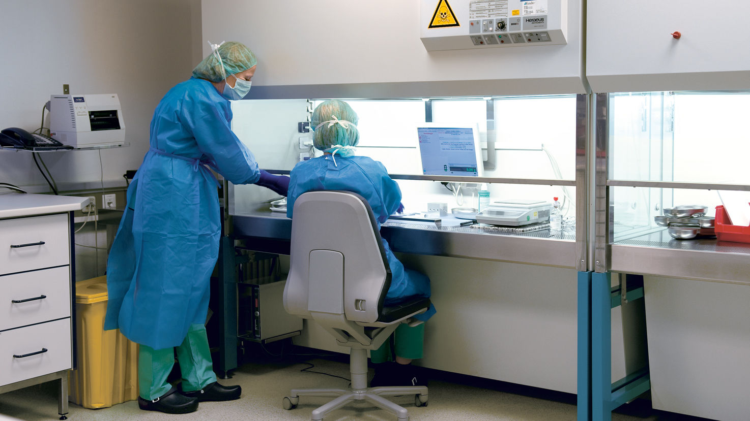 Nurses working with laminar air flow