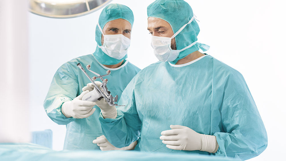 Two surgeons with the OrthoPilot® Elite Multitool