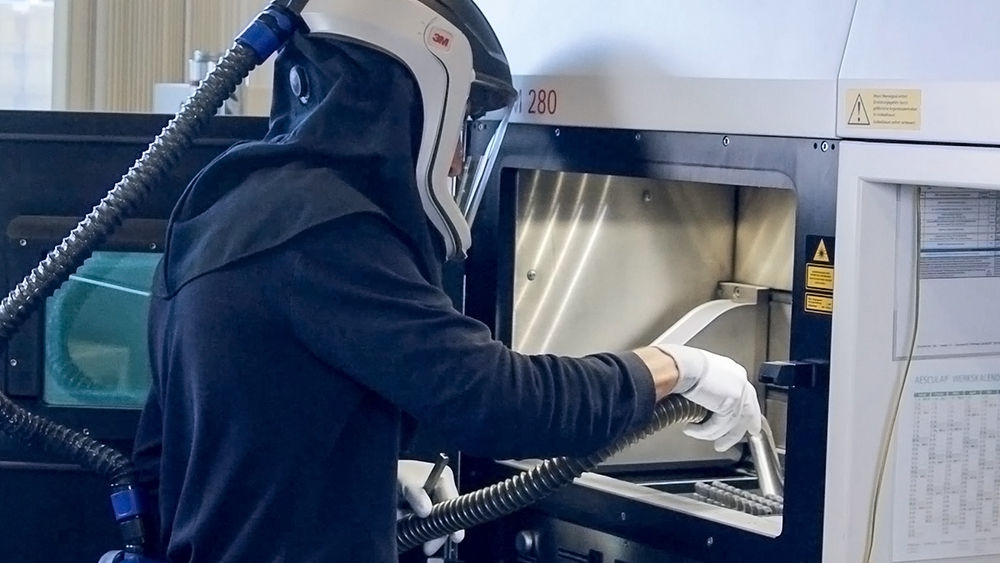 After the implants have been additively manufactured, the excess titanium powder is extracted. It is then sieved and reused for the next batch. This makes this production method extremely material-efficient.