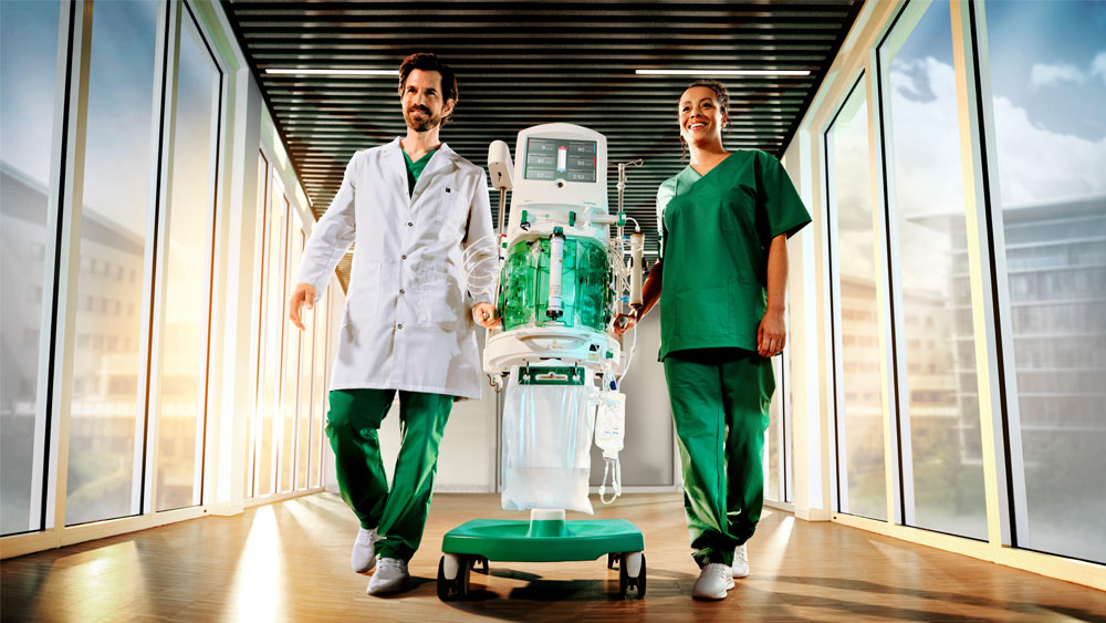 Physician and nurse walking down a corridor with the OMNI plus machine.