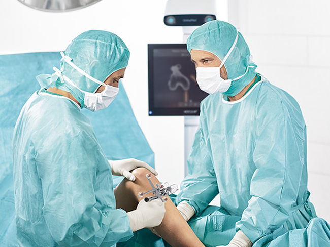 Two surgeons with the OrthoPilot® Elite navigation system in the OR