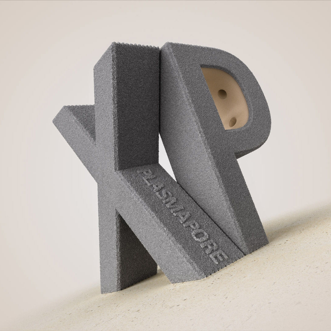 3D model of the letters x and p with plasmapore xp coating, standing upright on a steep surface without slipping, symbolizing the implant’s high initial stability.