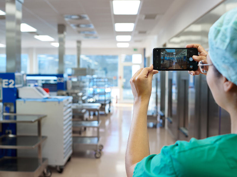 Employee scans the CSSD departement with a 360° camera on her mobile device