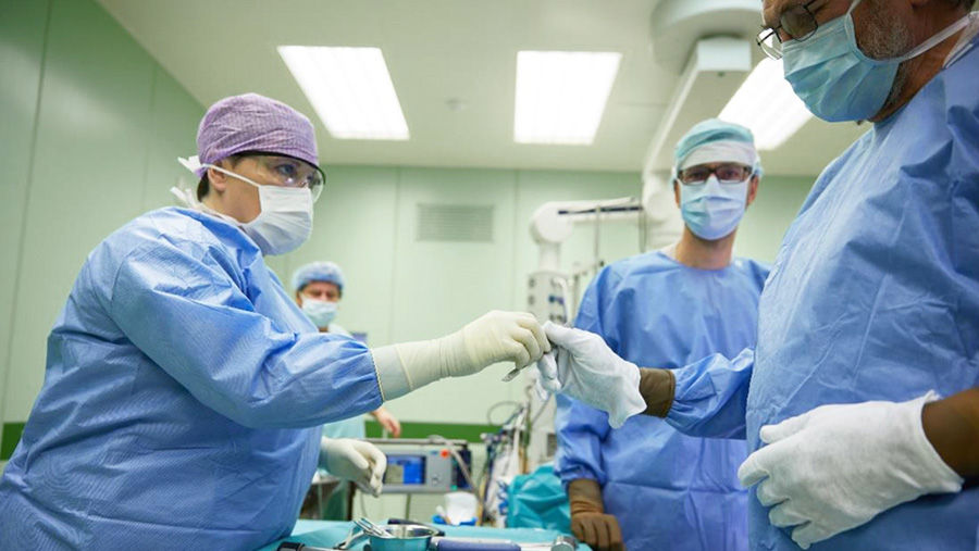 Doctors of the Šumperk Hospital are performing surgeries with new surgical instruments