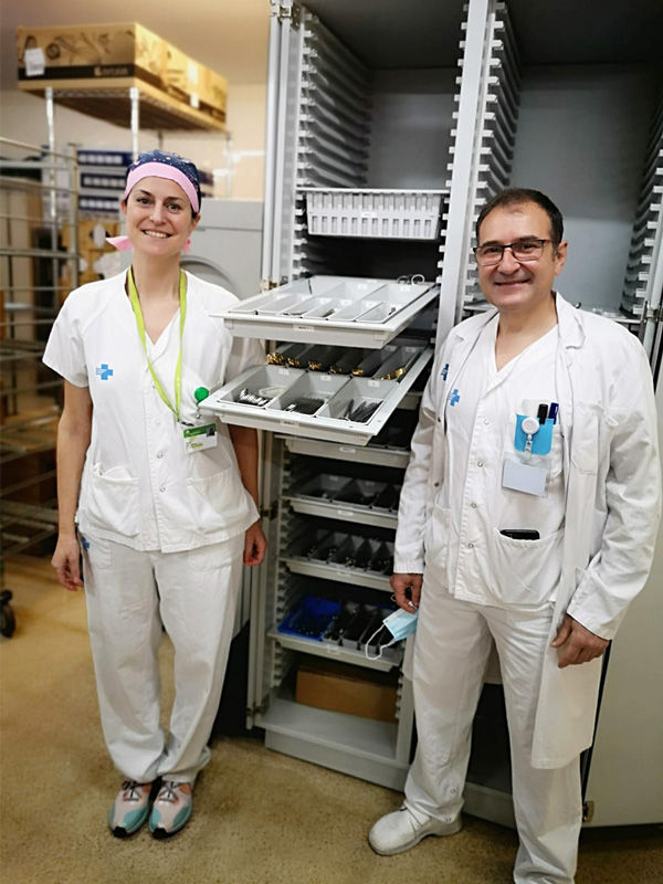 Mireia León and Alex Fernandez in front of a surgical instrument trolley