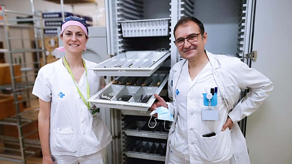 Mireia León and Alex Fernandez in front of a surgical instruments trolley