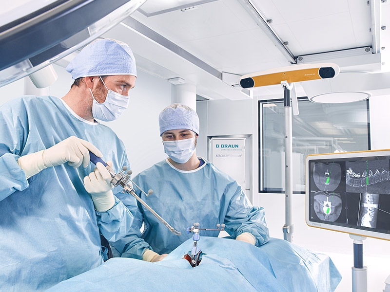 Two surgeons during a surgical procedure with Ennovate® 3D interbody fusion devices