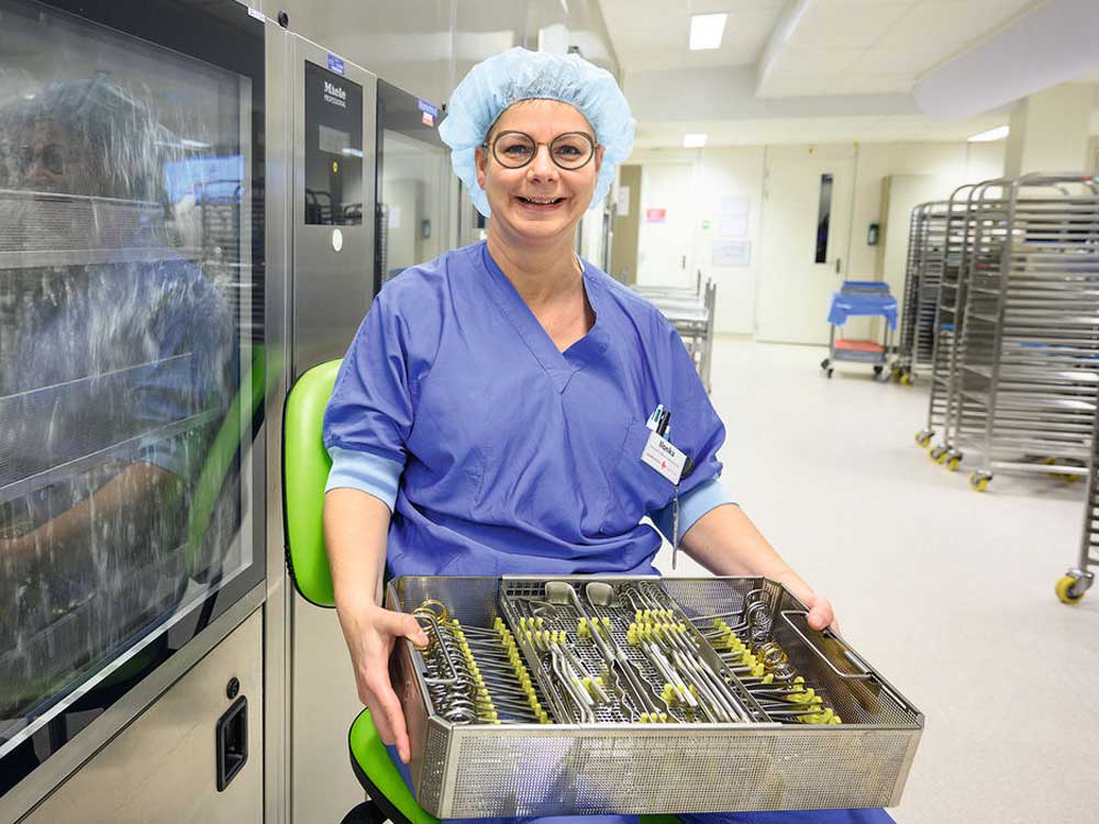 Nurse holding a instrument set