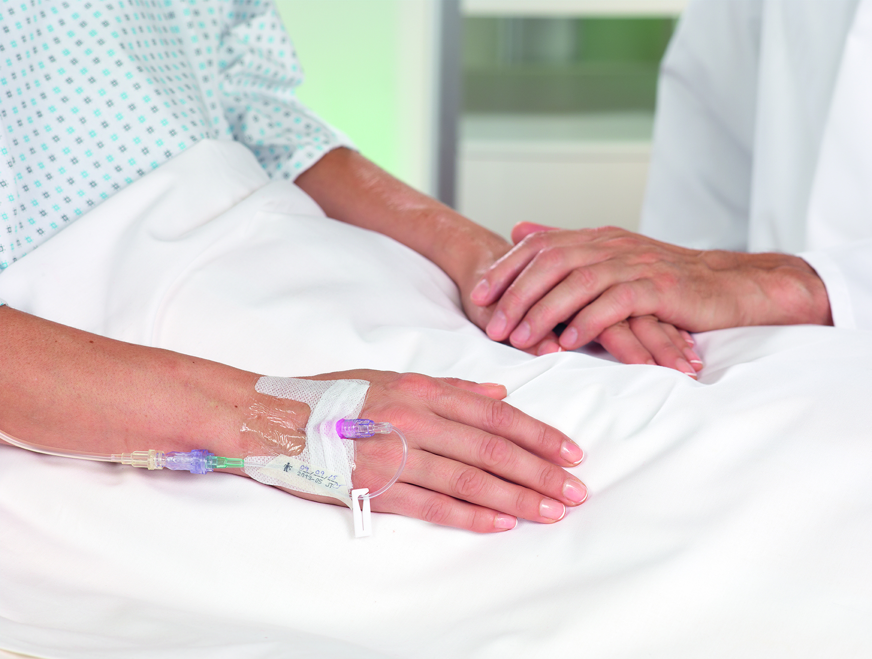 Introcan Safety 3 patient access – holding a hand