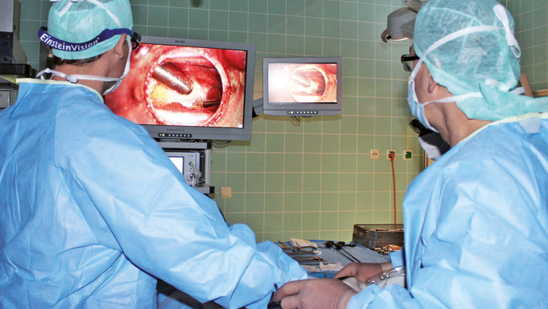 The urologist Dr. med. Michael Ludwig (left) and Dr. med. Bernd Heinzmann (right) with the special glasses for 3D vision – together at the operating table.